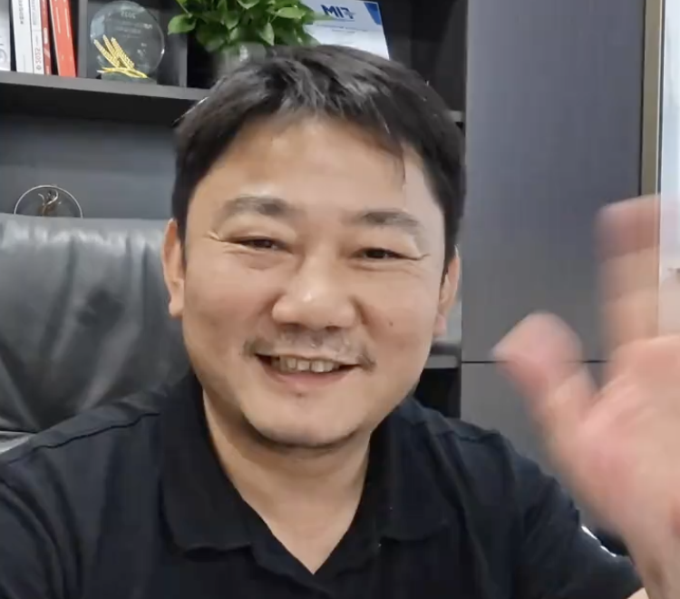 元游棋牌官方入口-惺惺相惜！张雪：喝高了后给东来哥刷3万礼物 之前不信他的自由爱